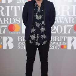 James Arthur en la alfombra roja de los Brit Awards 2017