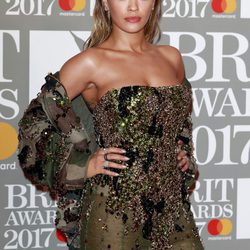 Rita Ora en la alfombra roja de los Brit Awards 2017