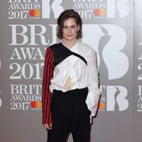 Heloise Letissier en la alfombra roja de los Brit Awards 2017