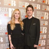 Fearne Cotton and Jesse Wood en la alfombra roja de los Brit Awards 2017