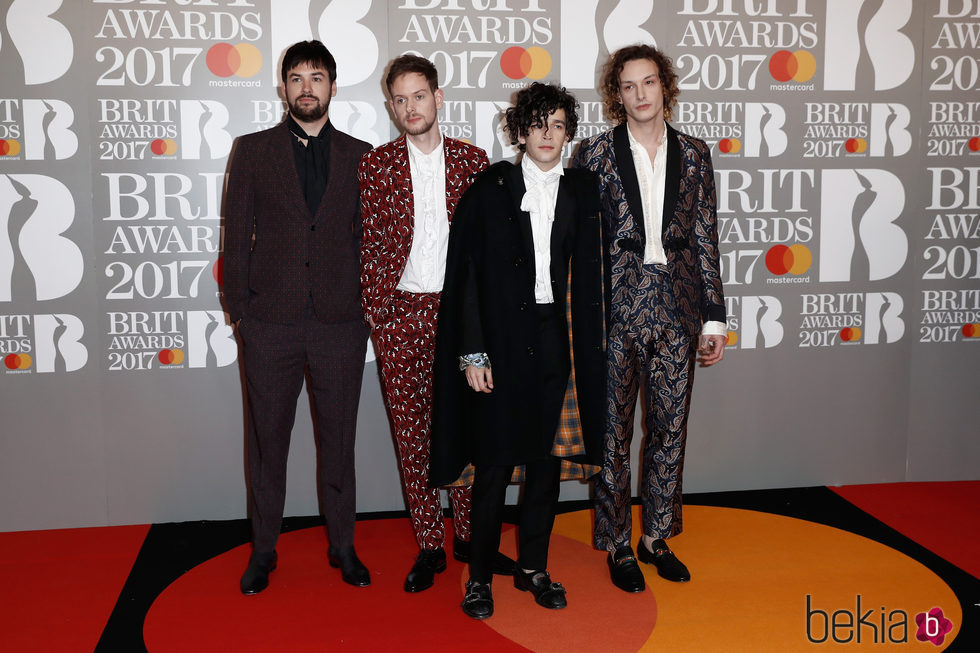 The 1975 en la alfombra roja de los Brit Awards 2017