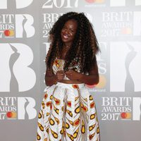 Neo Jessica Joshua en la alfombra roja de los Brit Awards 2017