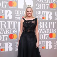 Amber Le Bon en la alfombra roja de los Brit Awards 2017