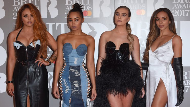 El grupo musical Little Mix en la alfombra roja de los Brit Awards 2017
