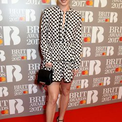 Renee Stewart en la alfombra roja de los Brit Awards 2017