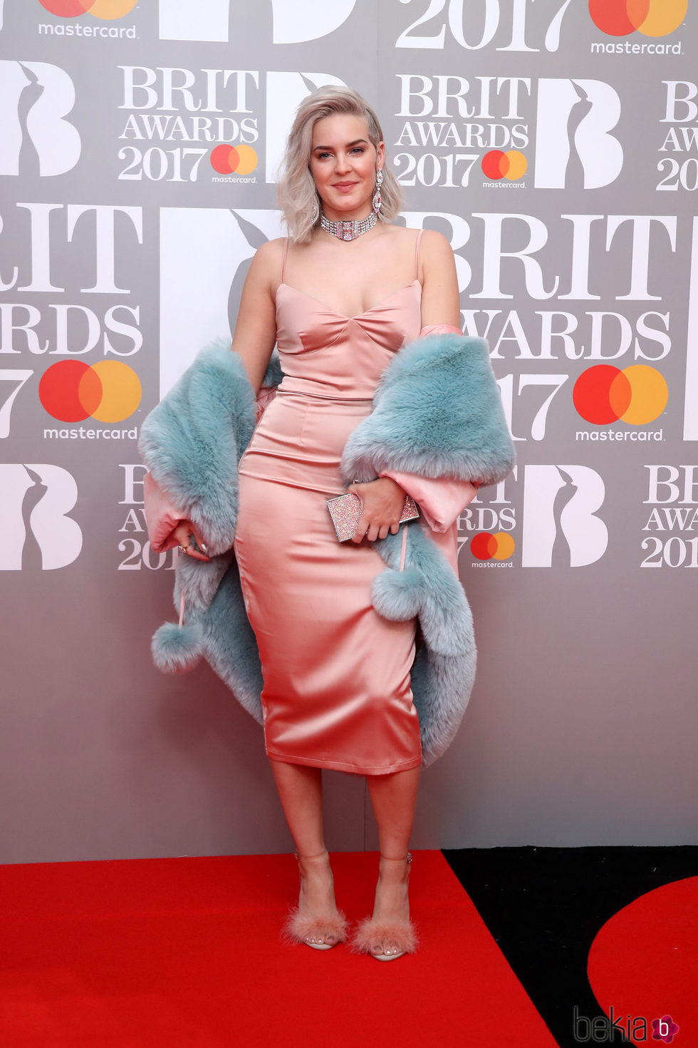 Anne-Marie en la alfombra roja de los Brit Awards 2017