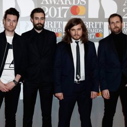 El grupo musical Bastille en la alfombra roja de los Brit Awards 2017