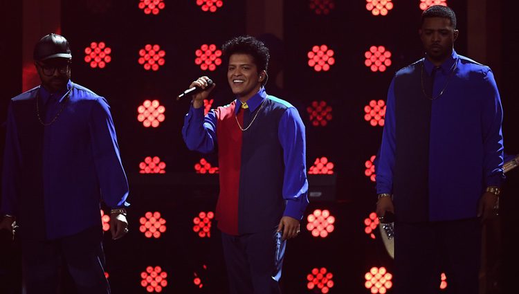 Bruno Mars cantando en los Premios Brit 2017