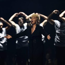 Emeli Sandé interpretando 'Hurt' en los Premios Brit 2017