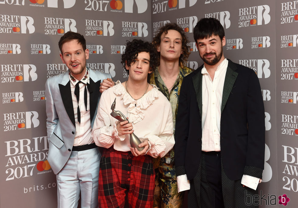 The 1975 con su premio en los Brit Awards 2017