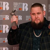 Rag'n'Bone Man con su premio en los Brit Awards 2017