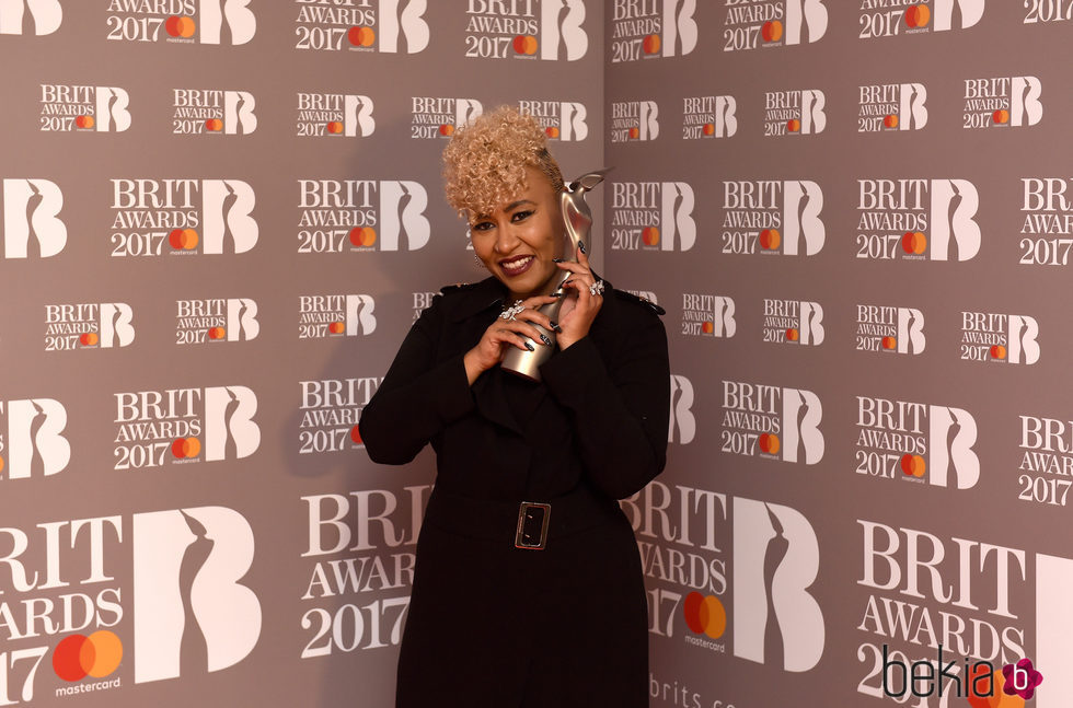 Emeli Sandé con su premio en los Brit Awards 2017