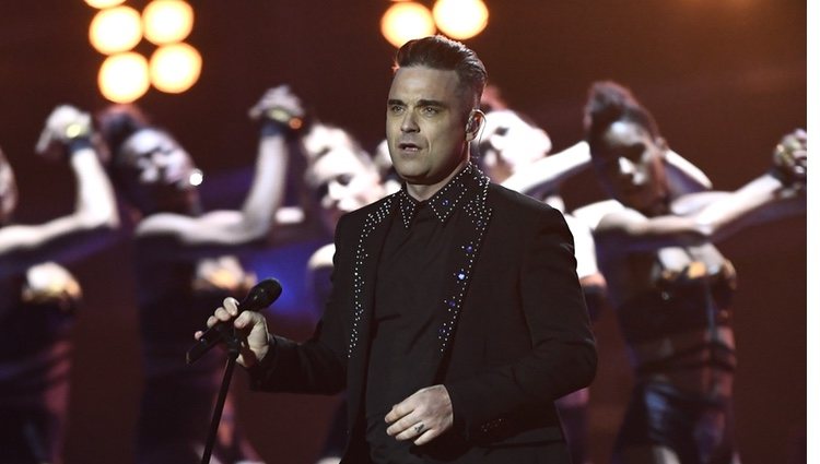 Robbie Williams actuando en los Premios Brit 2017