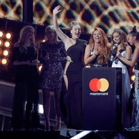 Little Mix con su premio en los Brit Awards 2017