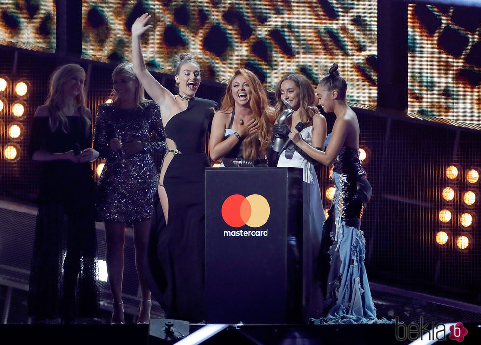 Little Mix con su premio en los Brit Awards 2017