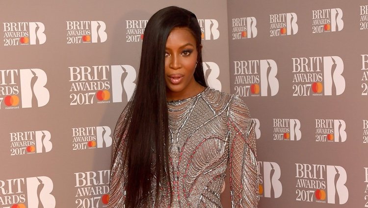 Naomi Campbell en la alfombra roja de los Brit Awards 2017
