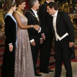 Albert Rivera saluda a Juliana Awada ante el presidente de Argentina Mauricio Macri y los Reyes Felipe y Letizia