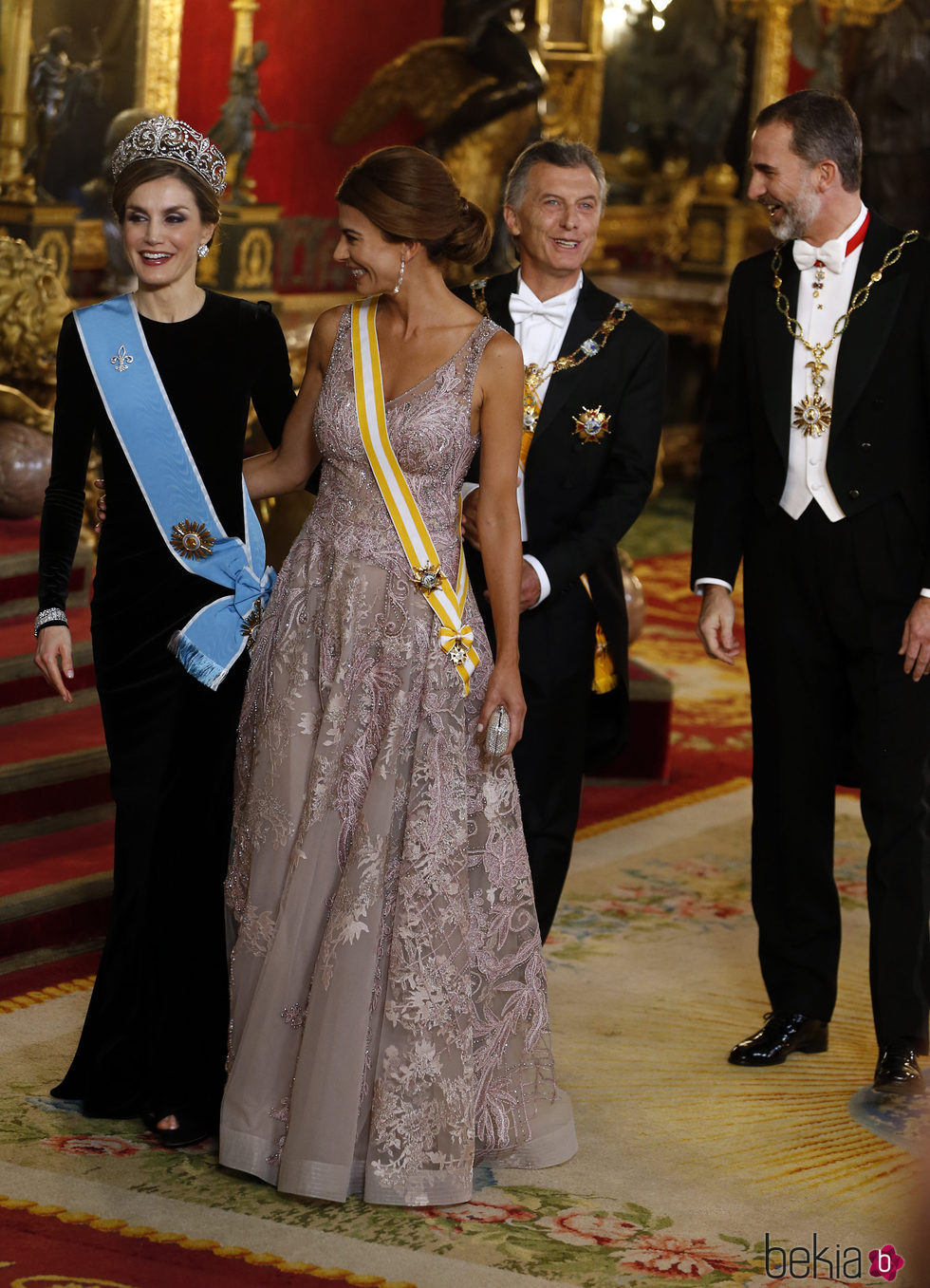 La Reina Letizia charla con Juliana Awada mientras el Rey Felipe lo hace con Mauricio Macri en la cena de gala en el Palacio Real