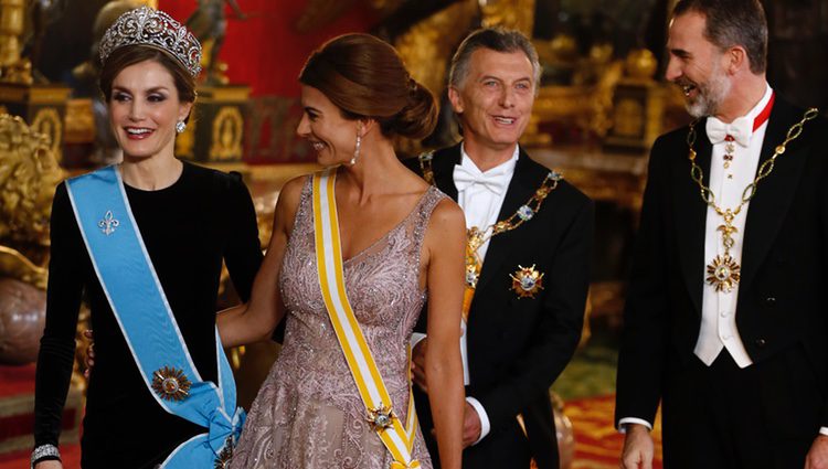 La Reina Letizia charla con Juliana Awada mientras el Rey Felipe lo hace con Mauricio Macri en la cena de gala en el Palacio Real