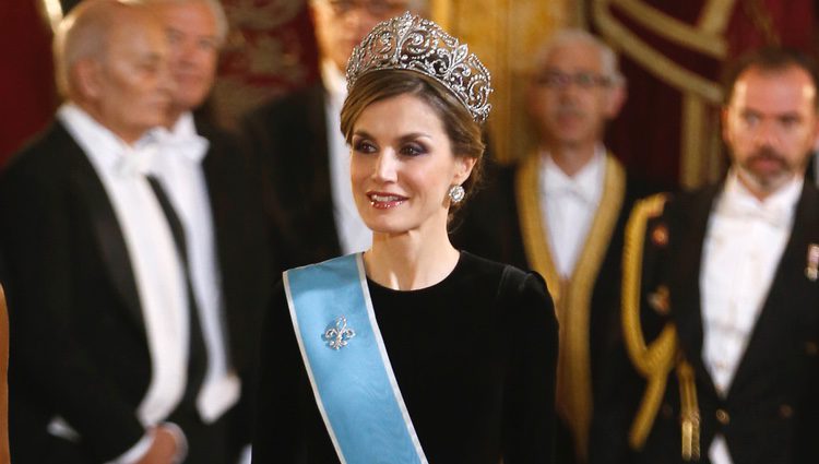 La Reina Letizia con la tiara Flor de Lis en la cena de gala en honor al presidente de Argentina Mauricio Macri