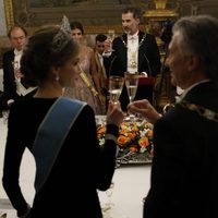 La Reina Letizia brinda con Mauricio Macri en la cena de gala en el Palacio Real
