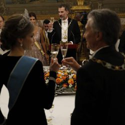La Reina Letizia brinda con Mauricio Macri en la cena de gala en el Palacio Real