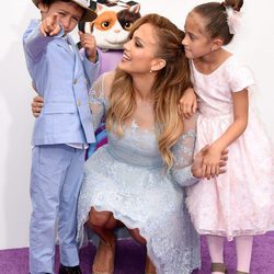 Jennifer Lopez con sus hijos en la premiere de 'Home'