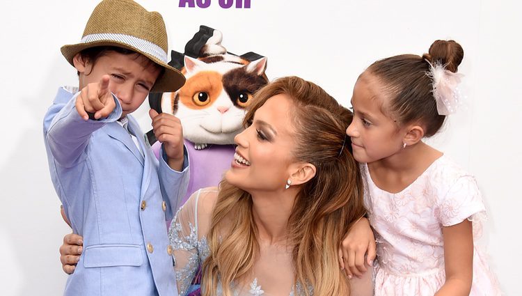 Jennifer Lopez con sus hijos en la premiere de 'Home'