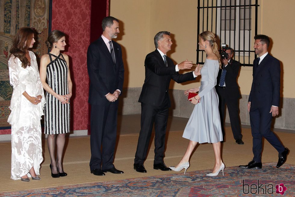Carla Pereyra y el Cholo Simeone saludan a los Reyes Felipe y Letizia, Mauricio Macri y Juliana Awada