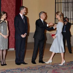 Carla Pereyra y el Cholo Simeone saludan a los Reyes Felipe y Letizia, Mauricio Macri y Juliana Awada