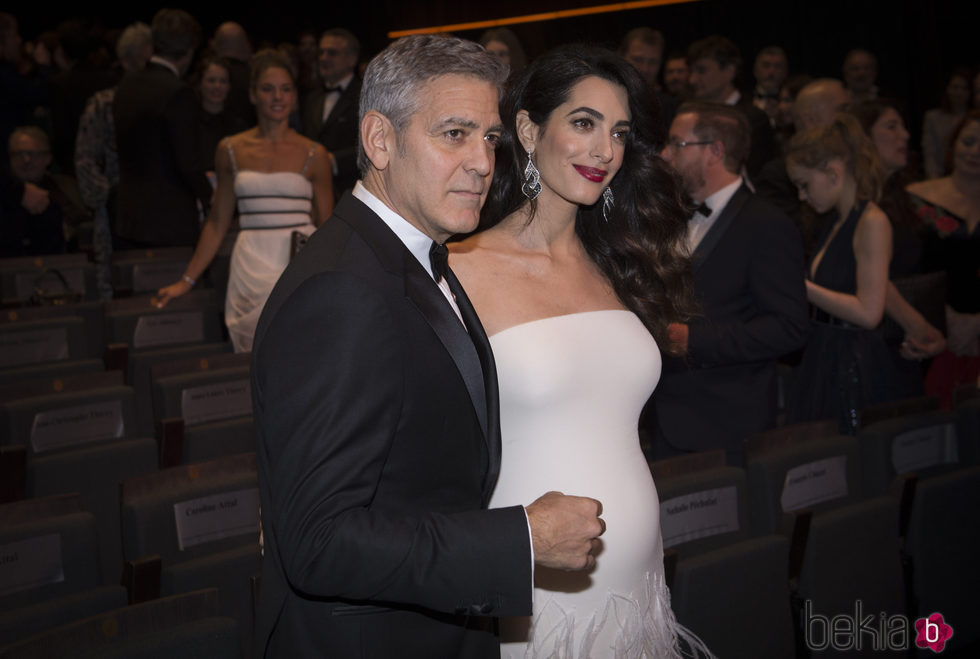 Amal Alamuddin luce embarazo junto a George Clooney en los Premios César 2017