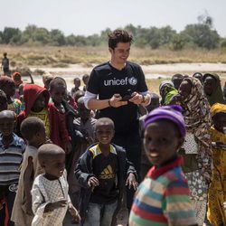 Orlando Bloom con algunos niños en un campamento de Unicef