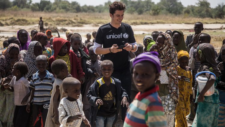 Orlando Bloom con algunos niños en un campamento de Unicef