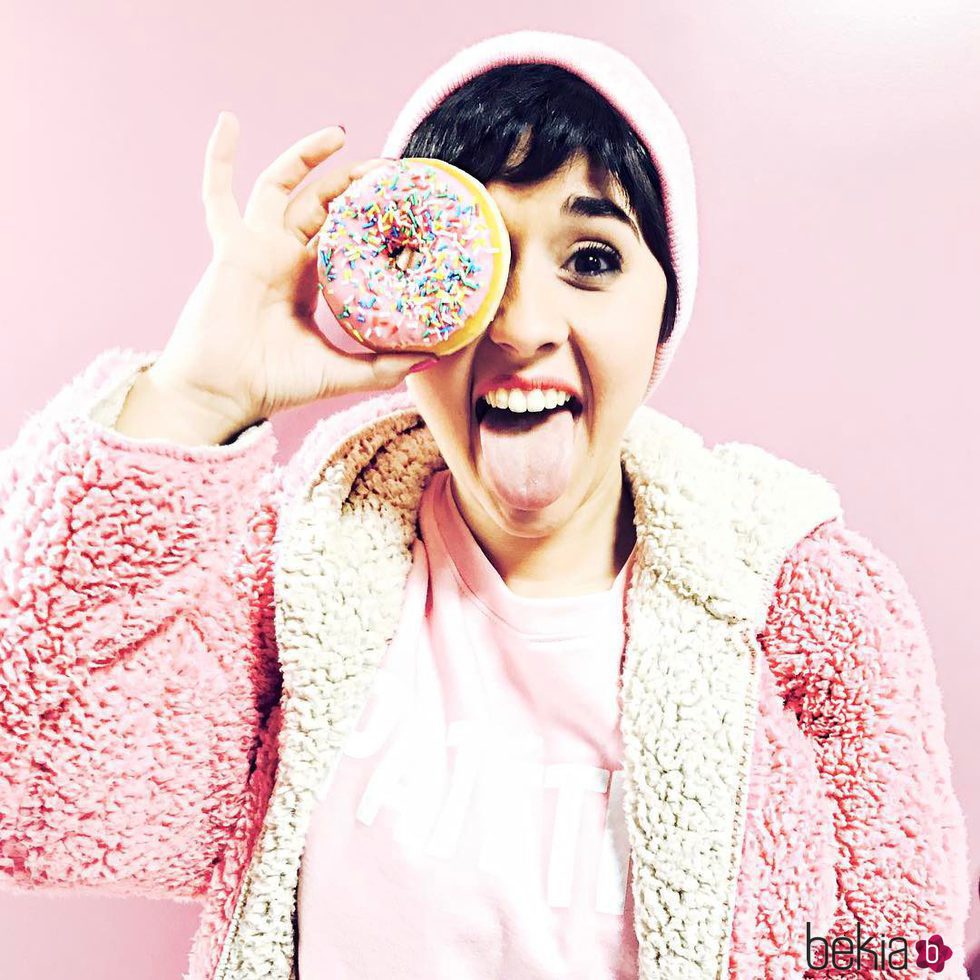 Alejandra Castelló en una divertida foto con un donuts