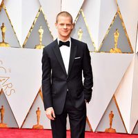 Lucas Hedges en la alfombra roja de los Premios Oscar 2017