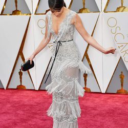 Olivia Culpo luciendo los flecos de su vestido en la alfombra roja de los Premios Oscar 2017