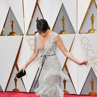 Olivia Culpo luciendo los flecos de su vestido en la alfombra roja de los Premios Oscar 2017