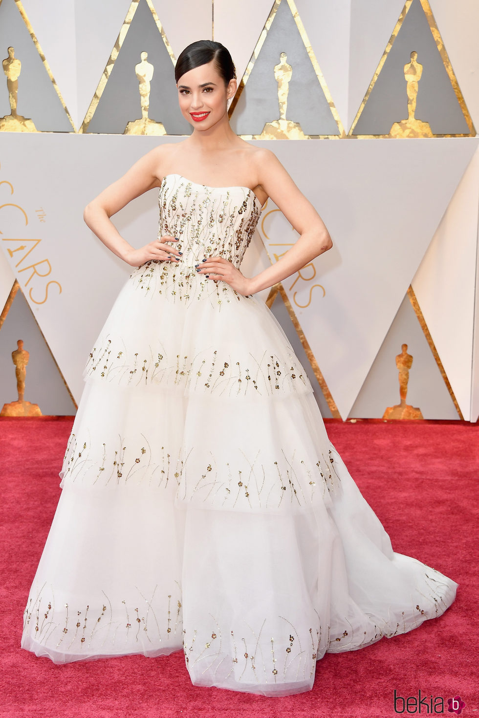 Sofia Carson en la alfombra roja de los Premios Oscar 2017