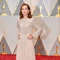 Isabelle Huppert en la alfombra roja de los Premios Oscar 2017