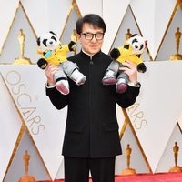 Jackie Chan en la alfombra roja de los Premios Oscar 2017