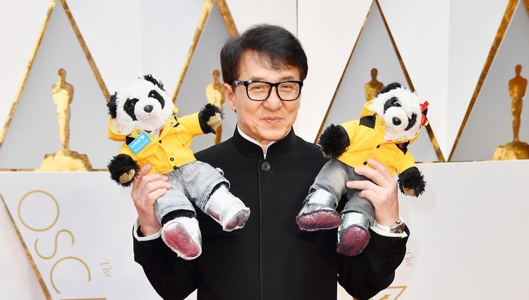 Jackie Chan en la alfombra roja de los Premios Oscar 2017