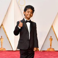 Sunny Pawar en la alfombra roja de los Premios Oscar 2017
