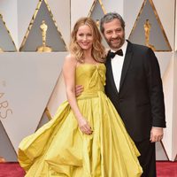 Leslie Mann y Judd Apatow en la alfombra roja de los Premios Oscar 2017