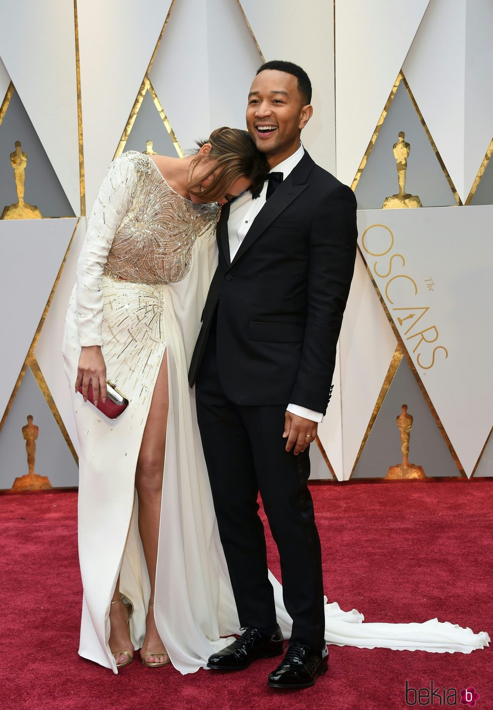 John Legend y Chrissy Teigen en la alfombra roja de los Premios Oscar 2017
