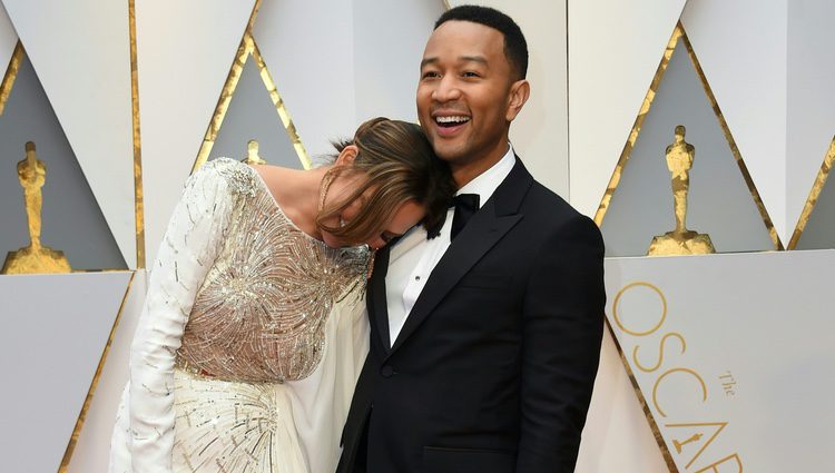John Legend y Chrissy Teigen en la alfombra roja de los Premios Oscar 2017