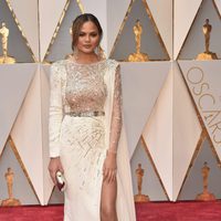 Chrissy Teigen en la alfombra roja de los Premios Oscar 2017