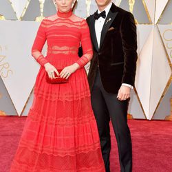 Ginnifer Goodwin y Josh Dallas en la alfombra roja de los Premios Oscar 2017