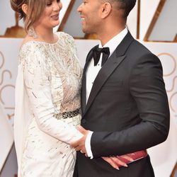 John Legend y Chrissy Teigen muy enamorados en la alfombra roja de los Premios Oscar 2017