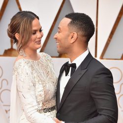 John Legend y Chrissy Teigen muy enamorados en la alfombra roja de los Premios Oscar 2017