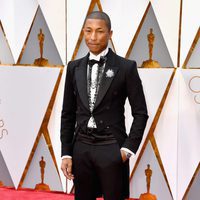 Pharrell Williams en la alfombra roja de los Premios Oscar 2017